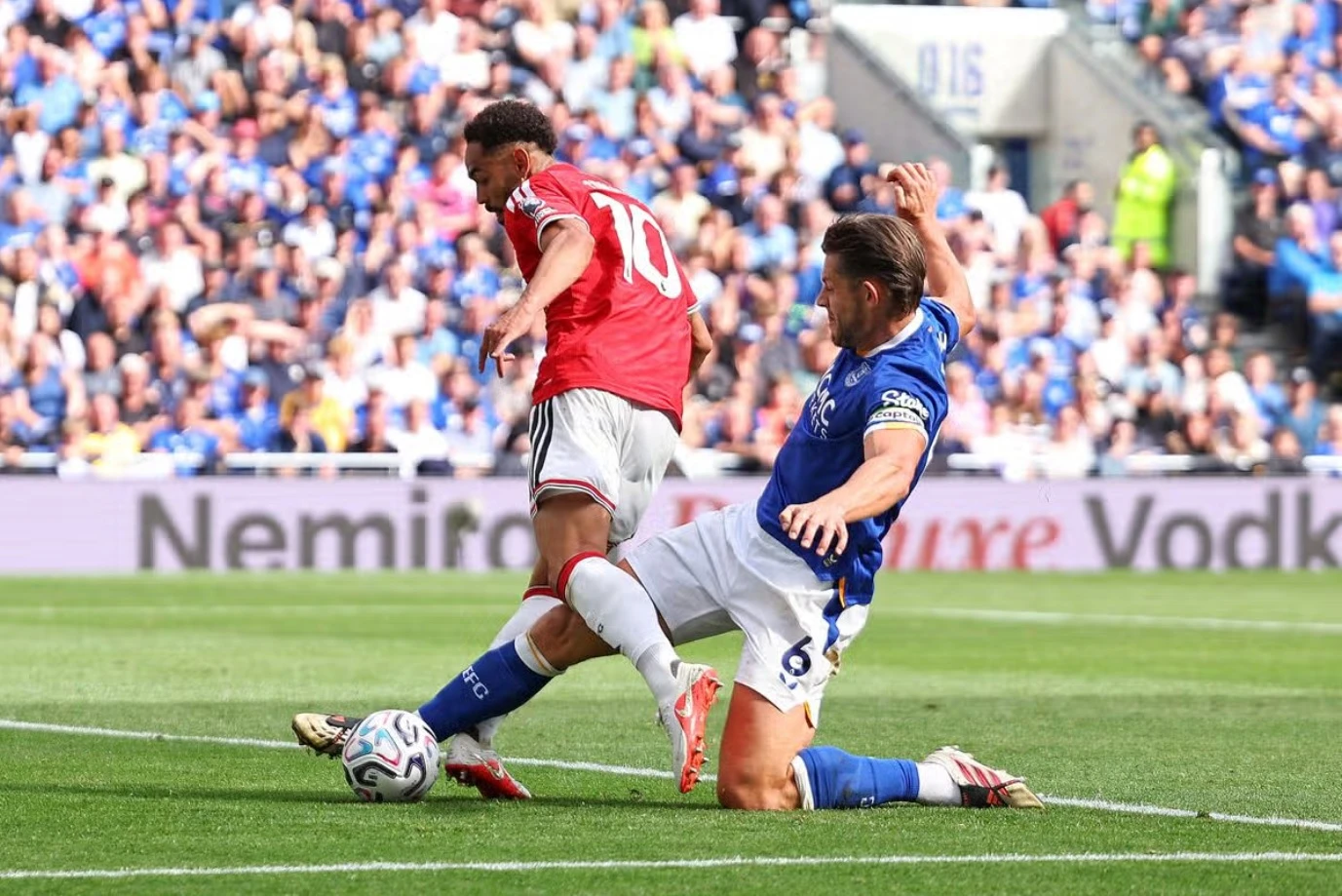 Tình huống gây tranh cãi giữa Tarkowski và Cunha trong trận MU hoà Everton (Ảnh: Getty Images)