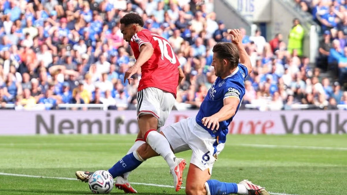 MU có bị “cướp” mất quả phạt đền trong trận hòa Everton?