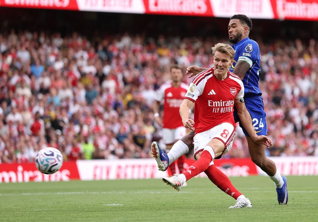 Odegaard ghi bàn thắng quyết định cho Arsenal trước Chelsea (Ảnh: Sky Sports)
