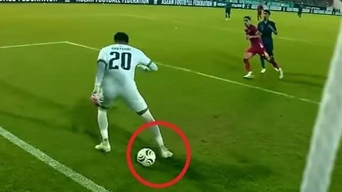 Vì sao cú sút của Hoàng Hên được tính là bàn phản lưới nhà?